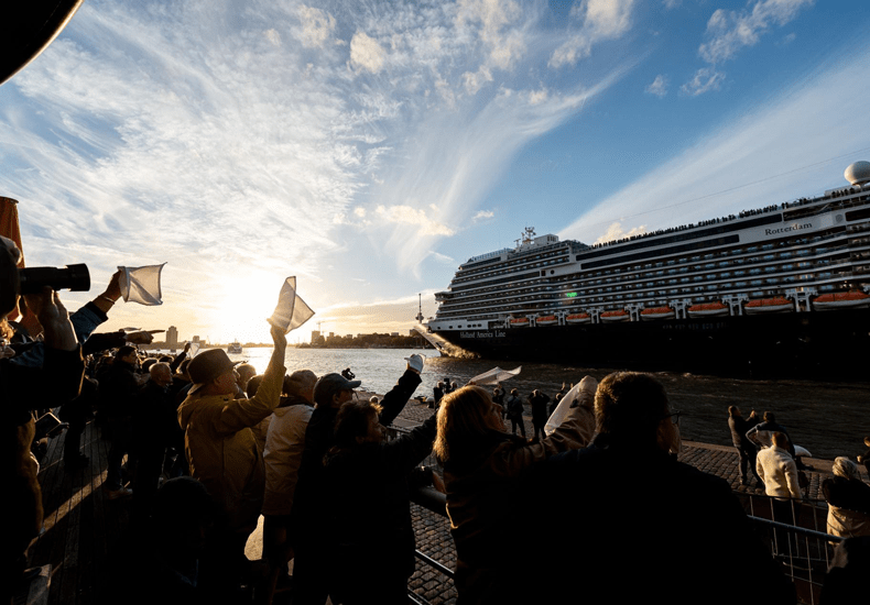 Fans van Holland America Line zwaaien het schip uit bij vertrek van Rotterdam naar New York. © Rebekka Mell