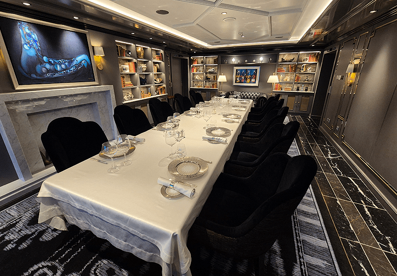 Dineren in The Study op de Seven Seas Splendor is alleen weggelegd voor passagiers in de Regent Suite en hun gasten. © Nico van Dijk / Decruisegids.nl