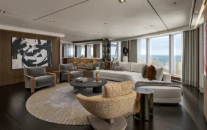 De woonkamer van de Skyview Regent Suite op de Seven Seas Prestige. © Regent Seven Seas Cruises.