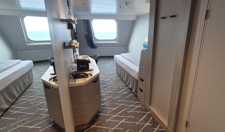 Eenpersoons ocean view hut met uitzicht over de boeg van de Mein Schiff Relax. © Nico van Dijk / Decruisegids.nl