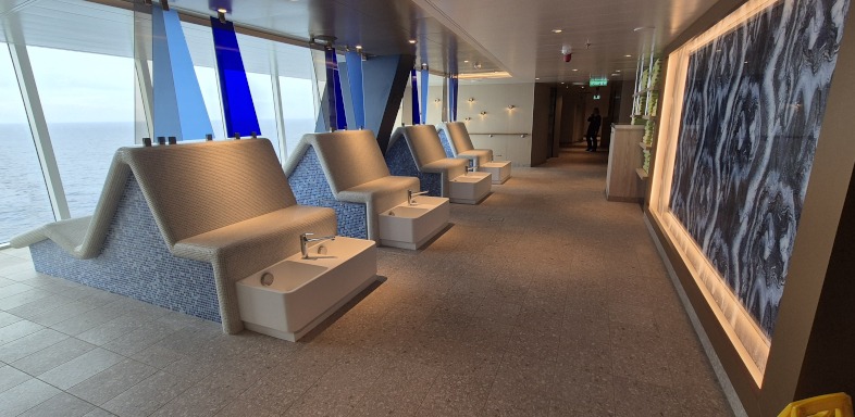 Vanaf verwarmde banken met je voeten in een bad over de zee staren is heel relaxed.