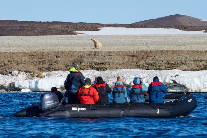 Tijdens deze unieke cruise naar Spitsbergen staan ook zodiac-landings op het programma zoals hier bij het eiland Wahlbergøya in de Straat Hinlopen. © Mike Louagie