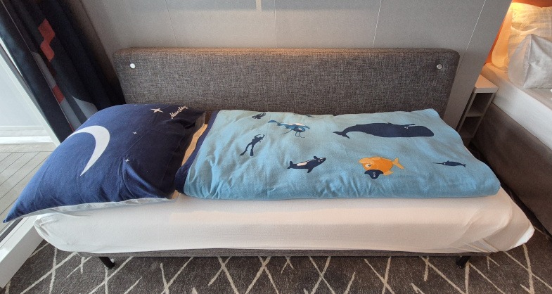 De bank in een standaard hut kan ook worden gebruikt als kinderbed. © Nico van Dijk / Decruisegids.nl