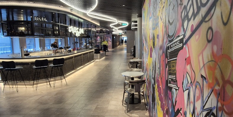 Ook de Street Art Bar is een nieuwe bar op de Mein Schiff Relax. © Nico van Dijk / Decruisegids.nl