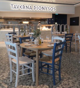 Het nieuwe Griekse restaurant Taverna Dionysos op de Mein Schiff Relax. © Nico van Dijk / Decruisegids.nl