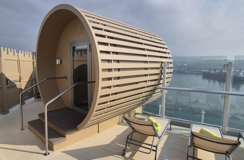 De ton-sauna op de Mein Schiff Relax steekt gedeeltelijk uit boven dek 18. Als je binnen zit, heb je het idee dat je 19 dekken hoog boven zee hangt. © Nico van Dijk / Decruisegids.nl