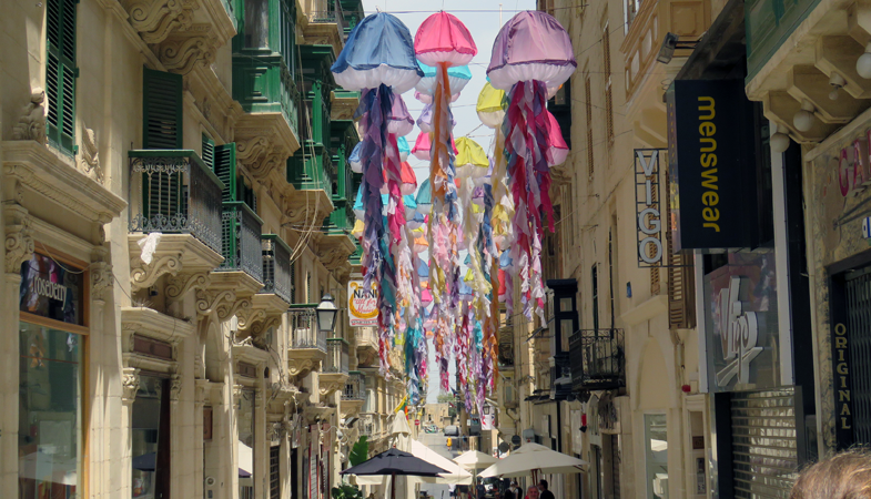 Waar ooit de kruisridders door de straten van Valletta liepen, struinen nu toeristen langs leuke restaurants. © Nico van Dijk / Decruisegids.nl