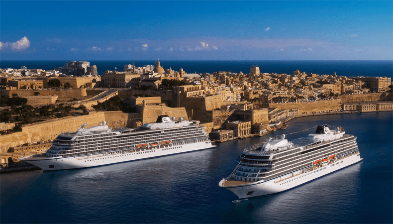 Viking Cruises heeft momenteel 7 oceaanschepen in de vaart, maar daar komen er in rap tempo meer bij. Hier twee Viking-schepen op zeecruise bij Valletta op Malta. © Viking Cruises.