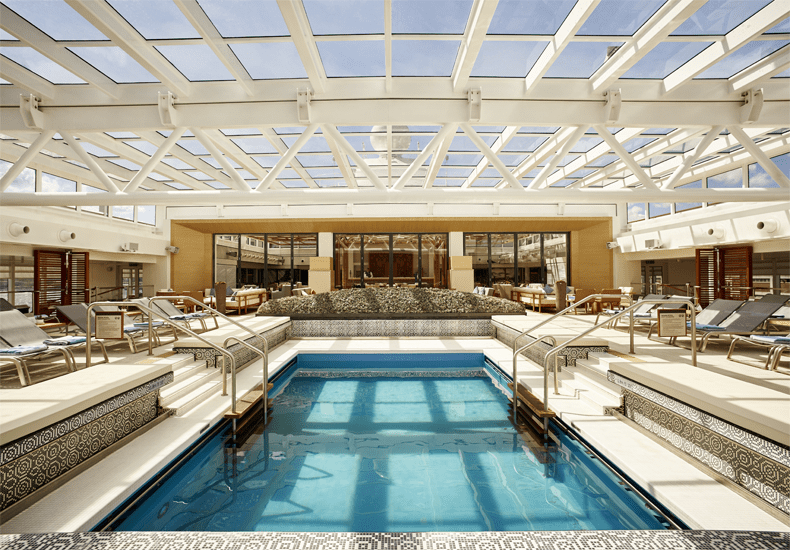 Het dak van het hoofdzwembad kan geopend worden. Vóór het zwembad is de Wintergarden te vinden. © Viking Cruises