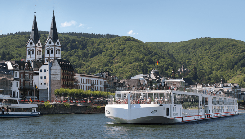 Met de zelf ontworpen Viking Longships, herkenbaar aan de brede boeg, maakt Viking Cruises riviercruises over onder meer de Rijn, zoals hier bij het Duitse Boppard. © Viking Cruises.