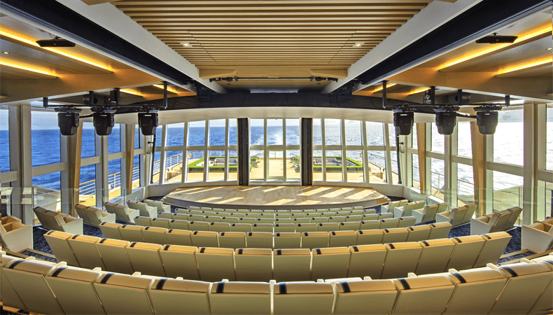 Auditorium The Aula en daarachter The Finse Terrace op de Viking Octantis. © Viking Cruises