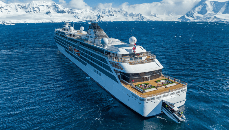De Viking Octantis bij Antarctica. Via een rollenbank aan de achterzijde van het schip kunnen zodiacs en meer comfortabele 'special operations'-boten makkelijk te water gelaten worden. © Viking Cruises.