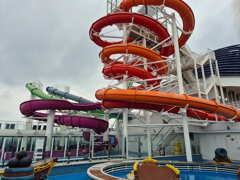Naast en boven het Kids Aqua Parc lopen vier waterglijbanen met uiteenlopende moeilijkheidsgraad. © Nico van Dijk / Decruisegids.nl