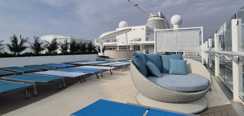 Overal op de dekken van de Mein Schiff Relax staan ligbedden, banken, zitjes en cabana's om lekker te relaxen. © Nico van Dijk / Decruisegids.nl
