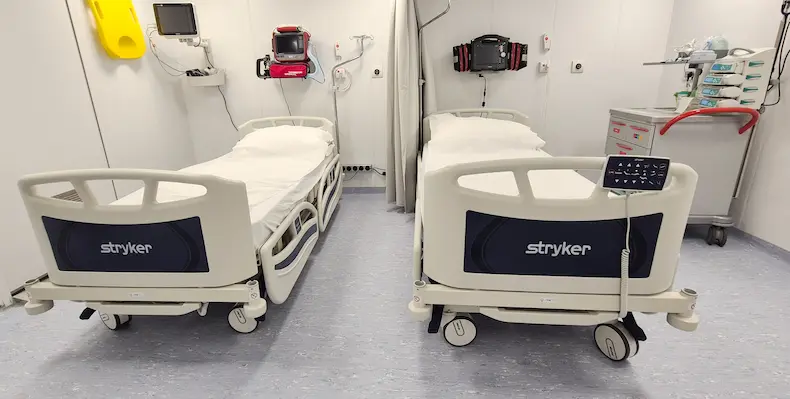 Het medisch centrum aan boord van de Mein Schiff Relax van TUI Cruises telt onder meer 3 intensive care unites, verschillenbde behandel- en isolatiekamers. © Nico van Dijk / Decruisegids.nl