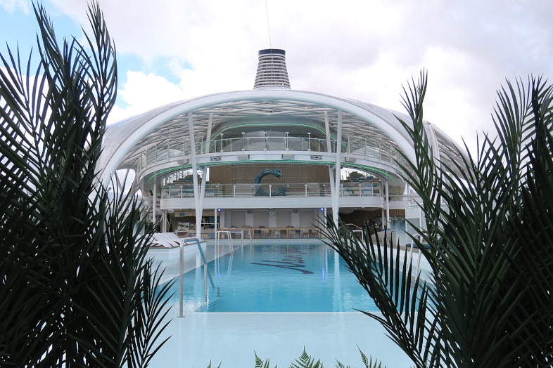 De Mein Schiff Relax heeft een buitenzwembad, bubbelbaden, een infinitypool en een waterspeelbad voor kleine kinderen. Het buitenzwembad is gedeeltelijk overdekt door de markante Marcoon. © Nico van Dijk / Decruisegids.nl