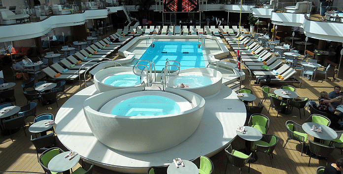 Ook op cruises van Holland America Line tref je zwembaden aan boord aan, zoals hier op de Nieuw Statendam. Alleen zijn dat niet van die waterparadijzen zoals bij andere cruisemaatschappijen. © Nico van Dijk